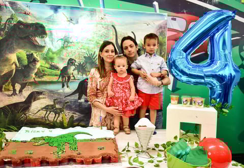 Ricky con sus papas Maru y Ricardo y su hermanita Luisa