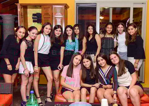 Mary Jose con sus amigas