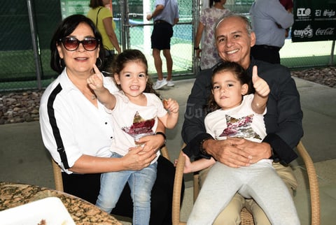 05102018 EN FAMILIA.  Eva, Jorge, Constanza y Catalina.