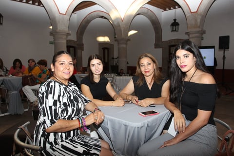 Presentan pasarelas en Congreso Internacional de Moda y Negocios