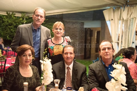 07102018 Gabriel Villalobos Máynez y Alma Mora de Villalobos, anfitriones, Rosario Torres Nazer, Álvaro Vazquez de la Rocha y Carlos Román Cepeda González.