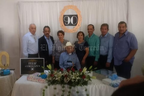 08102018 CUMPLE 90 AñOS.  Brígido Jara Lira con sus hijos: Roberto, Juan A., Adriana, Fabiola, Armando, Baltazar y Miguel A.