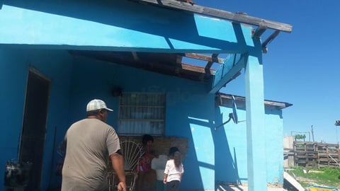 Raúl Pecina detalló que la comunidad de Santa María presenta afectaciones generadas por las alrededor de siete pulgadas de agua que generó la lluvia, aunado a los daños causados por el tornado que refiere la población que bajo y volvió a desaparecer.