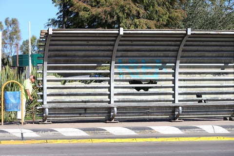 La mayoría de las paradas de autobús de la ciudad sufren algún tipo de daño.