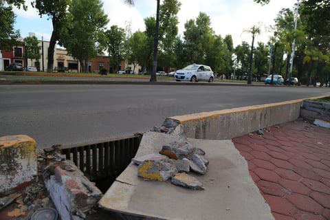 En este punto hay un peligro inminente, dado que además de los daños en banqueta y alcantarilla, no existe señalización para alertar a los peatones.