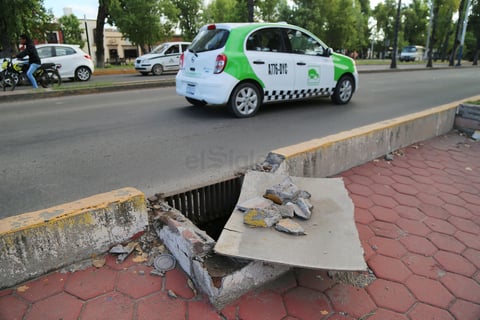 En este punto hay un peligro inminente, dado que además de los daños en banqueta y alcantarilla, no existe señalización para alertar a los peatones.