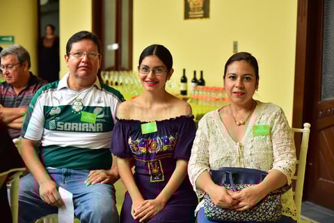 11102018 POSAN PARA LA FOTO.  Alma, Itzel y Alejandro.
