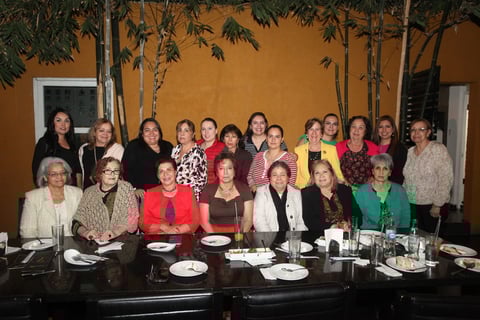 Amigas festejan a la Sra. Irma Herrera de Martínez.