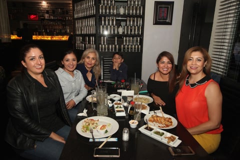 Amigas disfrutan de una rica comida.