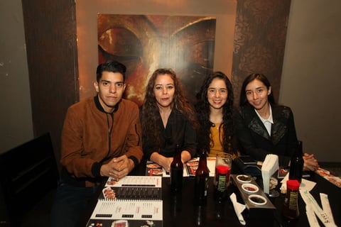 Marco Antonio Reyes, Raquel Sánchez, Melissa Reyes y Raquel Reyes.