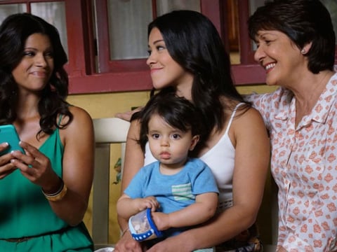 Jane the virgin

Adaptada de la telenovela venezolana Juana la virgen, este proyecto sobresalió por la chispa tanto en su guión como sus interpretaciones. El ambiente latino le dio una familiaridad acogedora gracias a los valores característicos de la cultura, pero además le puso un giro divertido propio al dramatismo de las telenovelas. Jane, su protagonista, es una mujer siempre en busca de la superación pero también dispuesta a ayudar al otro, no a pisotearlo, lo que la hace tan memorable.