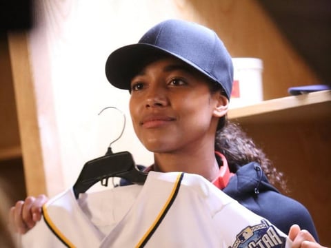 Pitch


Ginny Baker, la protagonista de esta historia, no sólo es la primera mujer en ser admitida para jugar en un equipo de la liga de béisbol de Estados Unidos, sino que además es muy buena en lo que hace. Ginny no es perfecta, y eso la hace perfecta. Es decir, todavía tiene mucho que aprender del juego, no sabe bien cómo lidiar con la atención o el hecho de que se ha convertido en un modelo a seguir y al mismo tiempo tiene bajo sus hombros una gran presión. No la tiene fácil, pero ella siempre sigue adelante.