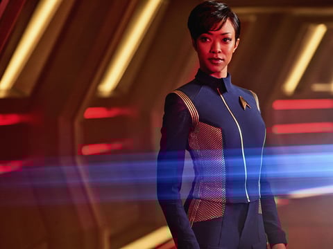 Star Trek Discovery

Este legendaria saga de ciencia ficción se reinventó hace poco con una nueva serie de televisión, en este caso con una mujer al frente del programa, y no una capitana de su nave, el Discovery, que es donde Michael Burnham se encuentra. Se trata de una aventura protagonizada por una mujer perspicaz, audaz, intrépida y una verdadera líder capaz de resolver problemas con los mejores resultados. Esta joven es el tipo de personaje con el que puedes contar para sacar adelante cualquier situación.