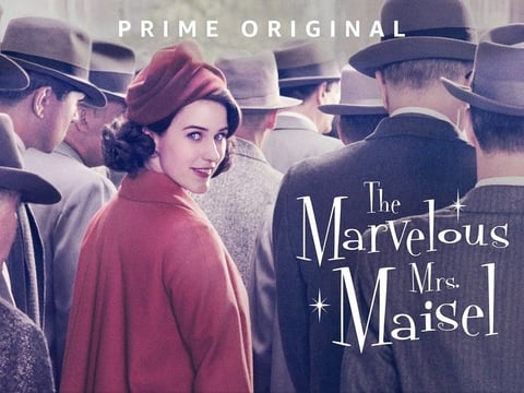 The Marvelous Mrs. Maisel

Una mujer que aprende a salir del fondo del pozo todo a partir de una dolorosa circunstancia. Miriam Maisel de pronto se ve abandonada por su marido en medio de una realidad social conservadora que no ve con los mejores ojos la independencia femenina. Ella logra levantarse de los tropiezo de una manera inesperada, a través de la comedia stand-up. Y entonces inicia un camino que la llena de vida y en el que nunca pensó que se encontraría jamás.