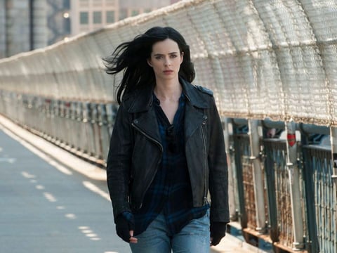 Jessica Jones

Una heroína como ninguna otra, tal vez no tiene traje y capa pero sí muchas habilidades únicas que la hacen especial. Jessica tiene sus demonios internos y eso es lo que la vuelve una mujer con la cual identificarse, porque lucha también contra sus propias telarañas y en contra de un sistema y un poder que intenta someterla. Nadie la puede hacer menos porque sabe encontrar la energía para salir adelante, con sus fallas, sí, pero lo hace, lo que es simplemente excepcional en muchos sentidos.