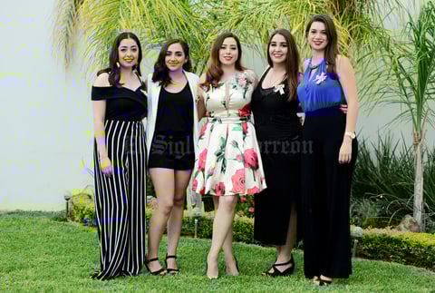 15102018 POR CASARSE.  María del Pilar Luna Leal con sus amigas en su despedida de soltera.