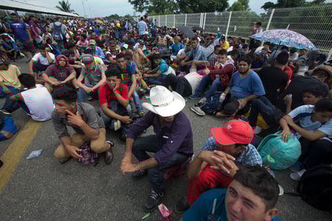 Los migrantes, aguardando para ingresar a México.