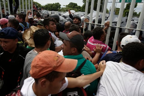 La caravana de migrantes avanza en su meta de llegar a EU.