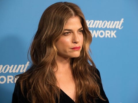 Sin embargo, añadió que gracias al respaldo del elenco y la producción del show de Netflix que está filmando, así como el de sus amigos y familiares, “lo estamos logrando. Y me río, y no sé exactamente lo que voy a hacer, pero daré mi mejor esfuerzo.