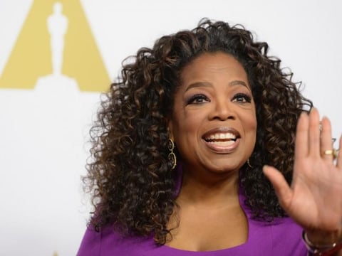 Oprah Winfrey



Figura icónica de la televisión, Oprah fue despedida de su primer empleo en este medio, donde se desarrollaba como reportera, co-conduciendo un programa de noticias en Baltimore, donde además le dijeron que no tenía lo necesario para aparecer frente a la cámara. Siete años después esta mujer se mudó a Chicago y comenzó un talk show que revolucionaría la industria.
