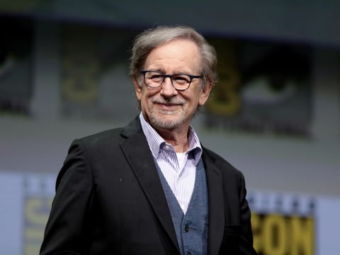 Steven Spielberg

El director, que ha aportado tantos trabajos ejemplares a la industria cinematográfica, en realidad fue rechazado por una escuela de cine en tres ocasiones diferentes. Spielberg terminó estudiando en otro lado, de donde eventualmente se fue para, en lugar de estudiar, comenzar a dirigir sus propias películas. La decisión fue el camino que lo llevó a convertirse en una de las figuras más importantes del medio y de Hollywood.
