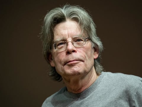 Stephen King

Vendedor de millones de copias de libros, King ha contado que solía acumular las cartas de rechazo de sus publicaciones como forma de incentivo para salir adelante. Su primera novela, Carrie, fue rechazada hasta por 30 editoriales y de hecho King en un principio sólo vendía sus historias cortas a los periódicos para ganar un dinero extra. Carrie eventualmente se volvió un libro reconocido, aunque no fue su primera novela publicada por cierto.