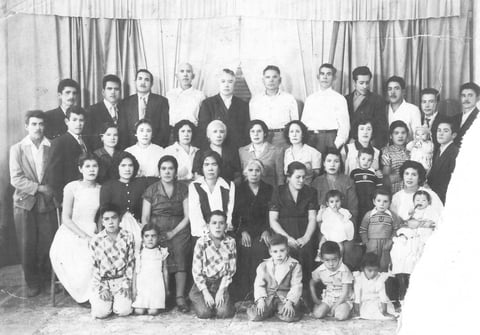 21102018 Familia Rojas Gámez, Ernesto Castañeda con su esposa, Leonor Gallegos, que hoy cumple 89 años, acompañada de sus hijos: Ernesto, Miguel y José Ignacio.