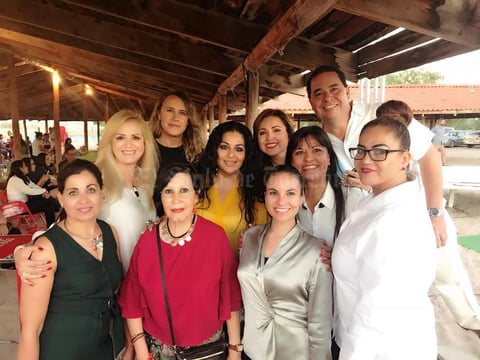 21102018 LA FOTO DEL RECUERDO.  Amigos en la Pasarela + Gastronomía que organizaron la Fundación Imelda Widen A.C. y el Club Rotario Torreón Centenario en las Dunas de Bilbao.