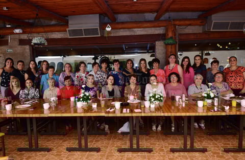 22102018 FIESTA SORPRESA.  Ma. Pilar Hernández de Sotomayor con sus amigas y familiares en su celebración de cumpleaños.