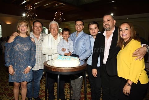 22102018 FESTEJA SU CUMPLEAñOS.  Jesús Sotomayor Garza con Erika, Chuy, José Eduardo, Jorge, Jesús, José Eduardo y Geraldine.