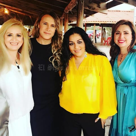 23102018 POSAN PARA LA FOTO.  Amigas presentes en la Pasarela + Gastronomía.