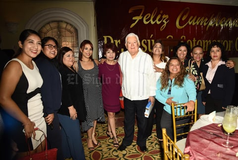 23102018 CELEBRA SU CUMPLEAñOS.  Jesús Sotomayor Garza acompañado de Estefanía, Montse, Paty, Diana, Sandra, Gloria, Celia, Verónica y Erika.