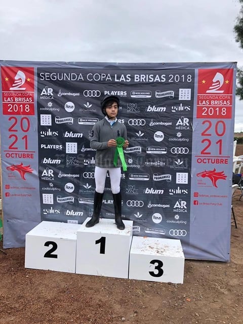 27102018 CAMPEóN.  Manuel Ernesto Ramos Hernández, del Centro Ecuestre Las Brisas, obtuvo el primer lugar en categoría mixta, donde participaron jinetes de Guadalajara, Monterrey y CDMX. Sus padres, Manuel Ramos Carrillo y Fabiola Hernández de Ramos, muy orgullosos y le brindaron todo su apoyo.