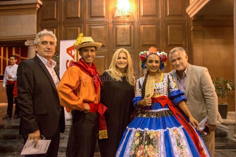 Peter Petrov, Vero Soto y Mario Valdes con los bailarines Aaron Sanchez y ambar Sonda