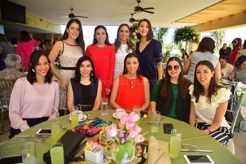 Pati con algunas de sus amigas
