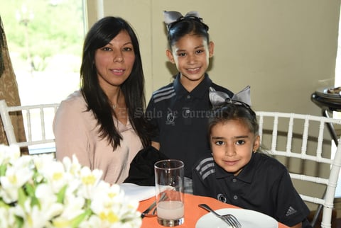 Renata, Gretehan y Yolanda Rodríguez