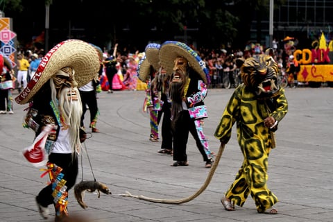 Catrinas, catrines y de más desfilaron por CDMX