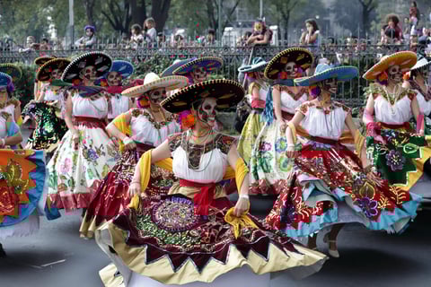 Catrinas, catrines y de más desfilaron por CDMX