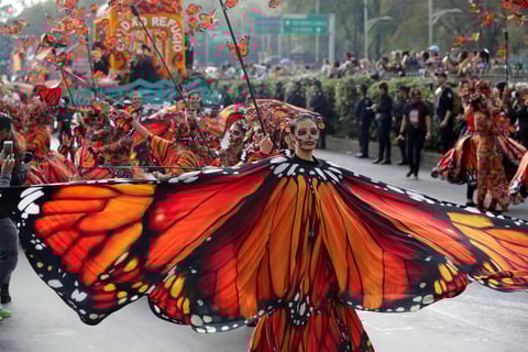 Catrinas, catrines y de más desfilaron por CDMX