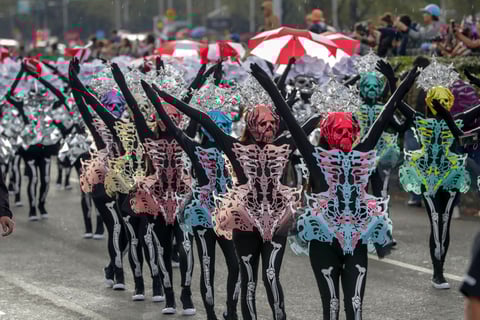 Catrinas, catrines y de más desfilaron por CDMX