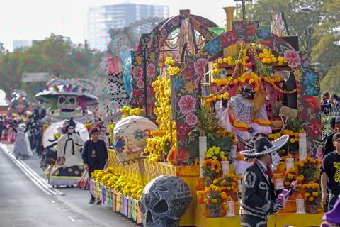 Así, a bordo de carros alegóricos empujables deleitarían a los espectadores, también desfilarían con inflables, mojigangas, marionetas y catrinas gigantes que evocarán en un kilómetro de longitud las diferentes etapas migratorias de la ciudad.