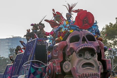 Algunos con el rostro pintado simulando calaveras, con máscaras o de plano ataviados como esqueletos o catrinas, esperaron horas al desfile que iniciaría a las 16:00 horas en la Estela de Luz y llegaría al Zócalo capitalino.