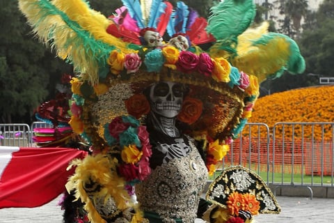 Catrinas, catrines y de más desfilaron por CDMX
