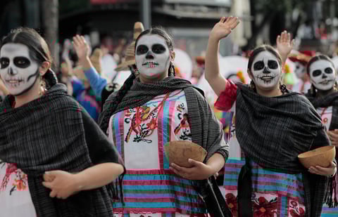 Catrinas, catrines y de más desfilaron por CDMX