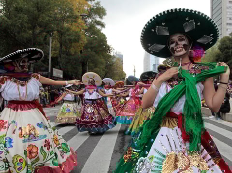 Catrinas, catrines y de más desfilaron por CDMX