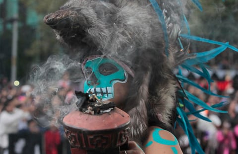 Un hombre ataviado como guerrero azteca sobre una pirámide en medio de una neblina verde, tocando un gran tambor de cuero, anunciaba el gran espectáculo lleno de colorido, música y mística.