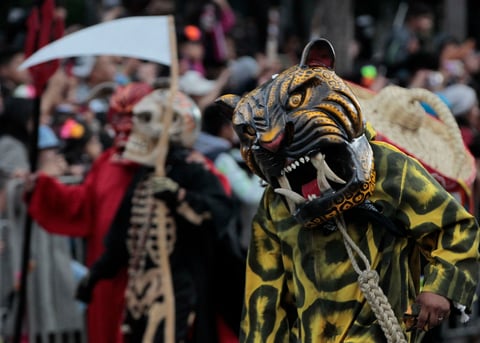 Catrinas, catrines y de más desfilaron por CDMX