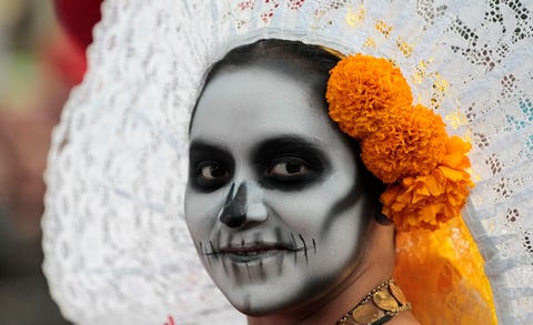Catrinas, catrines y de más desfilaron por CDMX