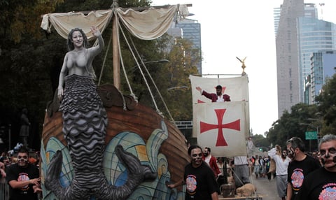 Catrinas, catrines y de más desfilaron por CDMX