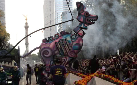 Catrinas, catrines y de más desfilaron por CDMX